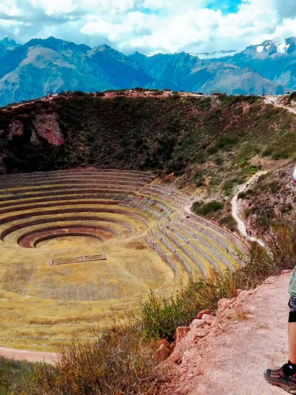 Caminantes explorando el laboratorio agrícola inca de Moray durante el Chimoma Trek