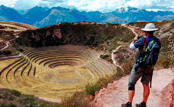 Caminantes explorando el laboratorio agrícola inca de Moray durante el Chimoma Trek