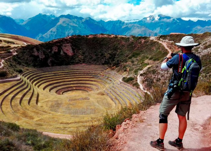 Caminantes explorando el laboratorio agrícola inca de Moray durante el Chimoma Trek