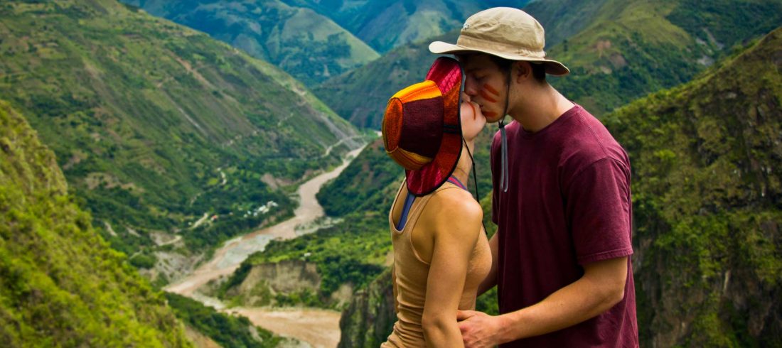 Pareja de viajeros besandose en la ruta del Inka Jungle, una imagen que evoca la posibilidad de encontrar el amor en Cusco durante una aventura.