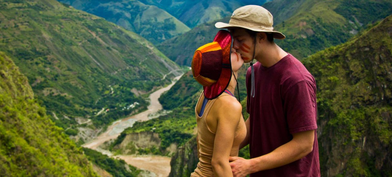 Pareja de viajeros besandose en la ruta del Inka Jungle, una imagen que evoca la posibilidad de encontrar el amor en Cusco durante una aventura.