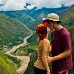 Pareja de viajeros besandose en la ruta del Inka Jungle, una imagen que evoca la posibilidad de encontrar el amor en Cusco durante una aventura.