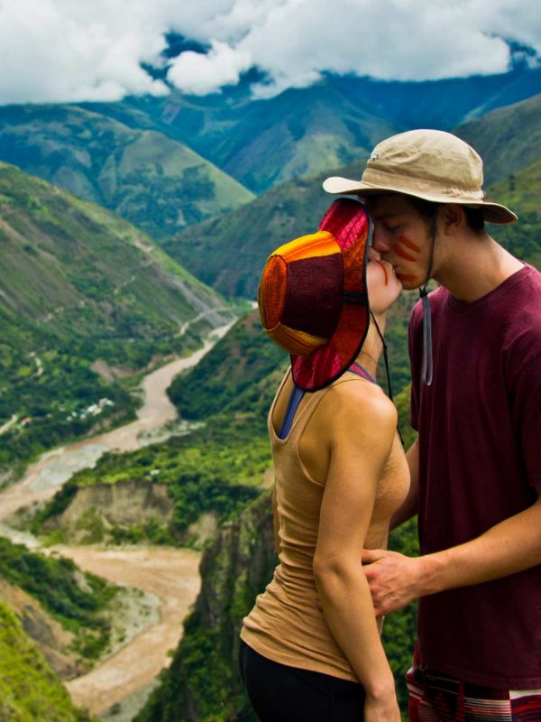 Pareja de viajeros besandose en la ruta del Inka Jungle, una imagen que evoca la posibilidad de encontrar el amor en Cusco durante una aventura.
