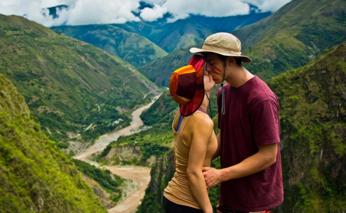 Pareja de viajeros besandose en la ruta del Inka Jungle, una imagen que evoca la posibilidad de encontrar el amor en Cusco durante una aventura.