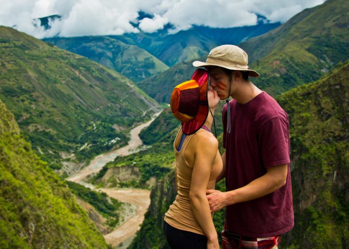 Pareja de viajeros besandose en la ruta del Inka Jungle, una imagen que evoca la posibilidad de encontrar el amor en Cusco durante una aventura.