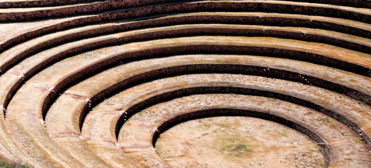 Vista aérea de los círculos de Moray, el laboratorio agrícola inca con sus andenes circulares.