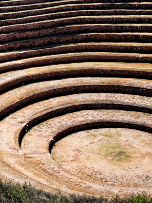 Vista aérea de los círculos de Moray, el laboratorio agrícola inca con sus andenes circulares.