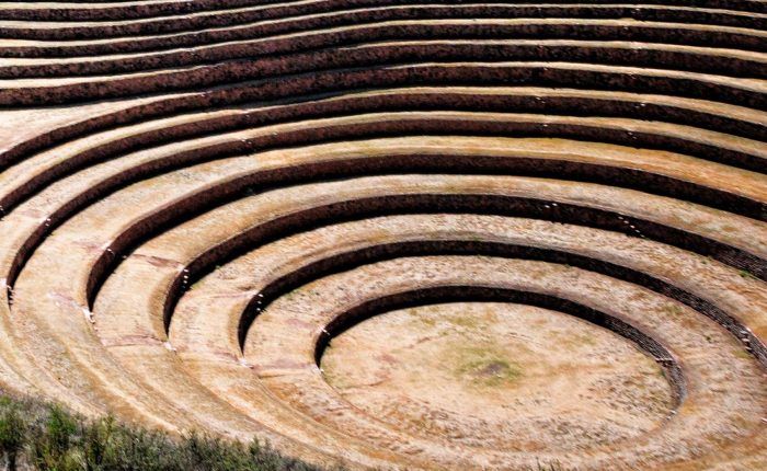 Vista aérea de los círculos de Moray, el laboratorio agrícola inca con sus andenes circulares.