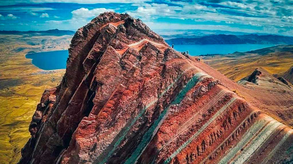 Vue impressionnante de Pallay Punchu, une montagne colorée unique près de Cusco, au Pérou, avec des crêtes acérées et des couches naturelles de rouge, vert et lavande — une alternative méconnue à Vinicunca.