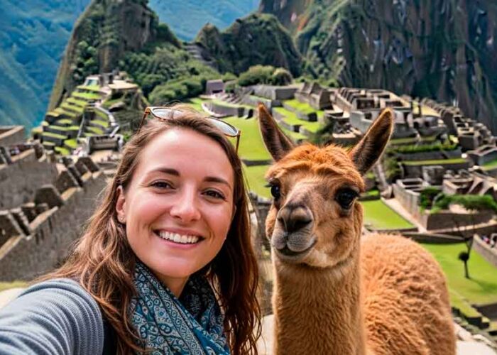 Turista europea tomando una selfie con una alpaca en Machu Picchu, Perú. Uno de los mejores lugares para tomarte fotos con alpacas y llamas.