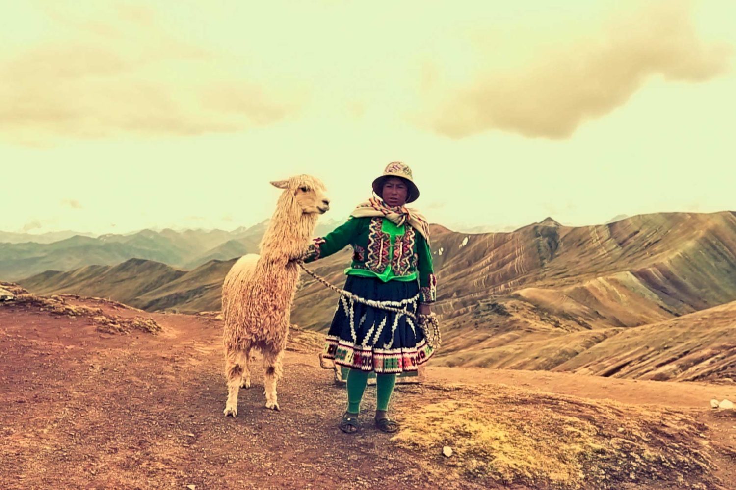 Mujer andina y llama en Palcoyo