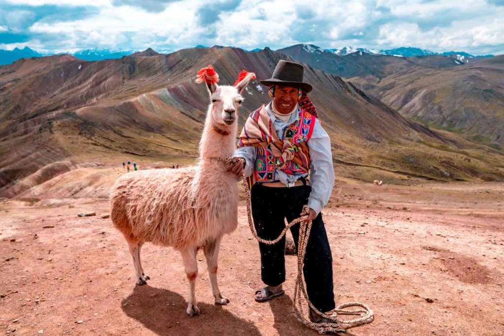 Comunero local y su Llama en Palcoyo