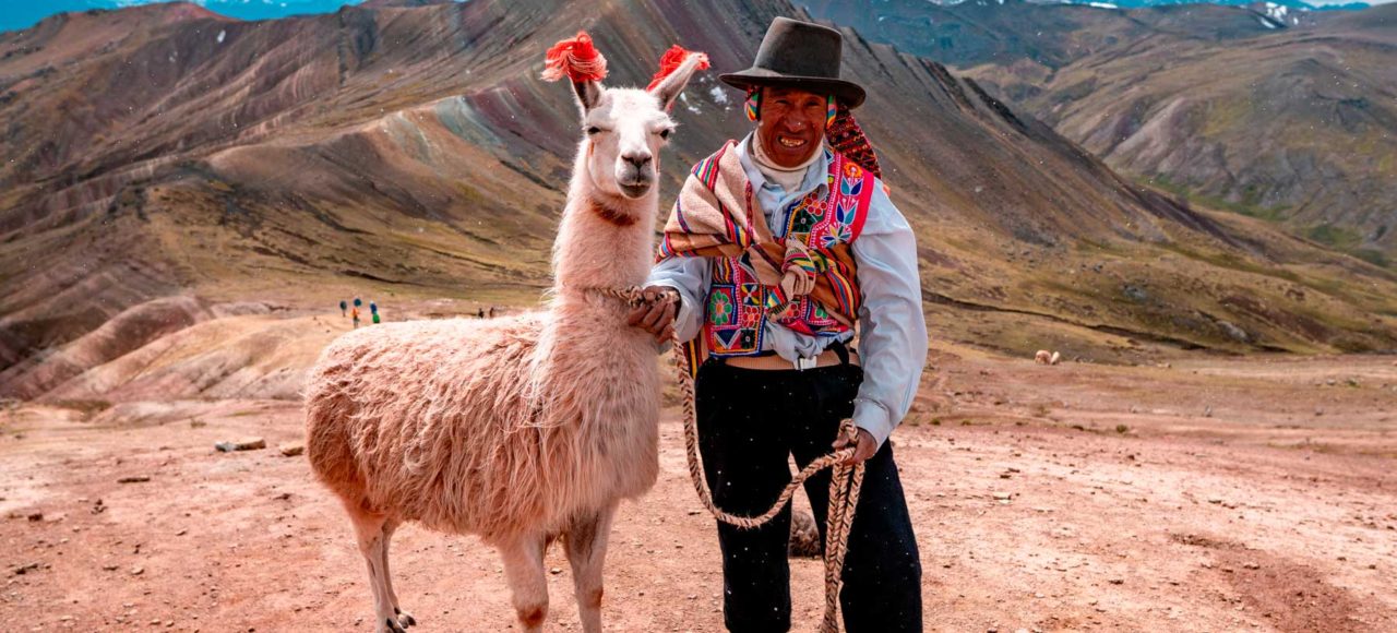 Comunero local y su Llama en Palcoyo