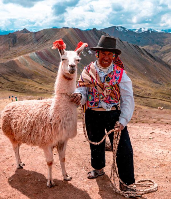 Comunero local y su Llama en Palcoyo