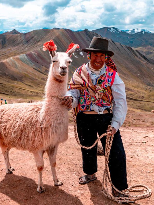 Comunero local y su Llama en Palcoyo