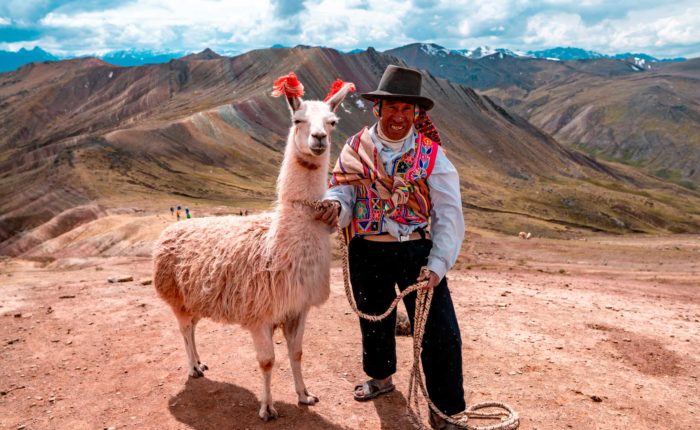 Comunero local y su Llama en Palcoyo