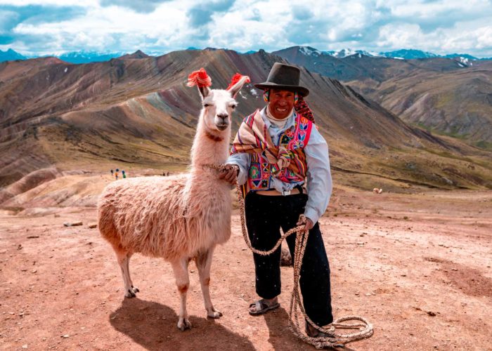 Comunero local y su Llama en Palcoyo