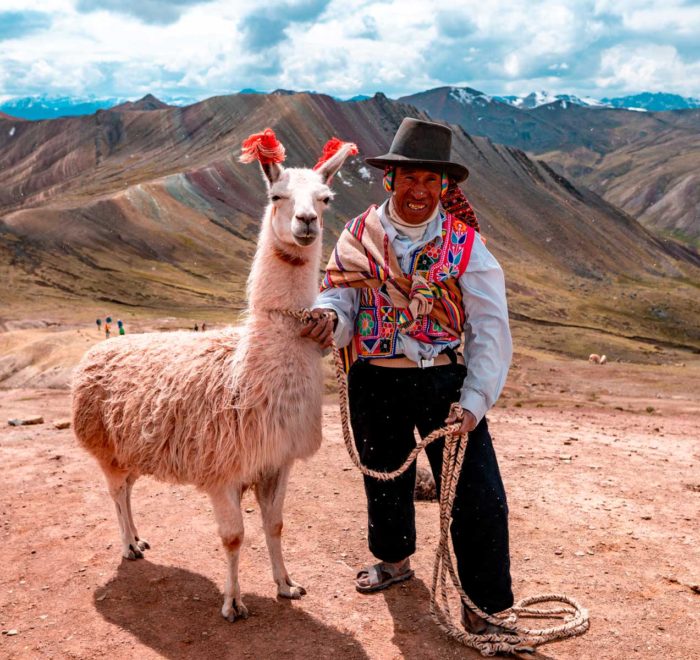 Comunero local y su Llama en Palcoyo