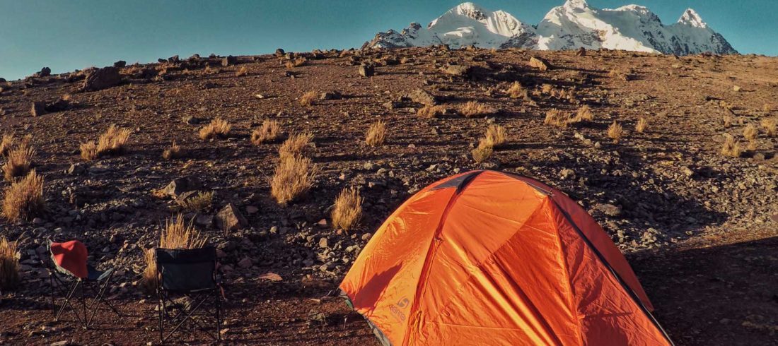 Vista panorámica del Apu Ausangate, una de las montañas mas famosas, con imponentes picos nevados en la región de Cusco que nos hacen preguntar qué son los apus