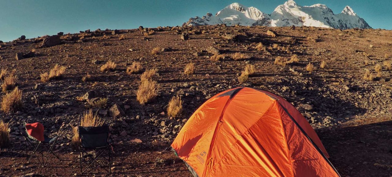 Vista panorámica del Apu Ausangate, una de las montañas mas famosas, con imponentes picos nevados en la región de Cusco que nos hacen preguntar qué son los apus