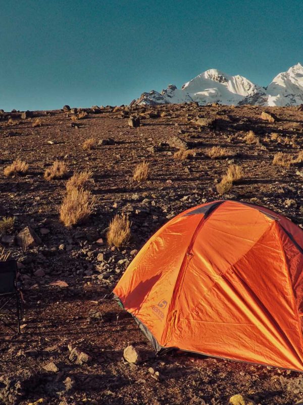 Vista panorámica del Apu Ausangate, una de las montañas mas famosas, con imponentes picos nevados en la región de Cusco que nos hacen preguntar qué son los apus