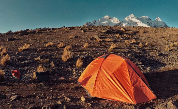 Vista panorámica del Apu Ausangate, una de las montañas mas famosas, con imponentes picos nevados en la región de Cusco que nos hacen preguntar qué son los apus