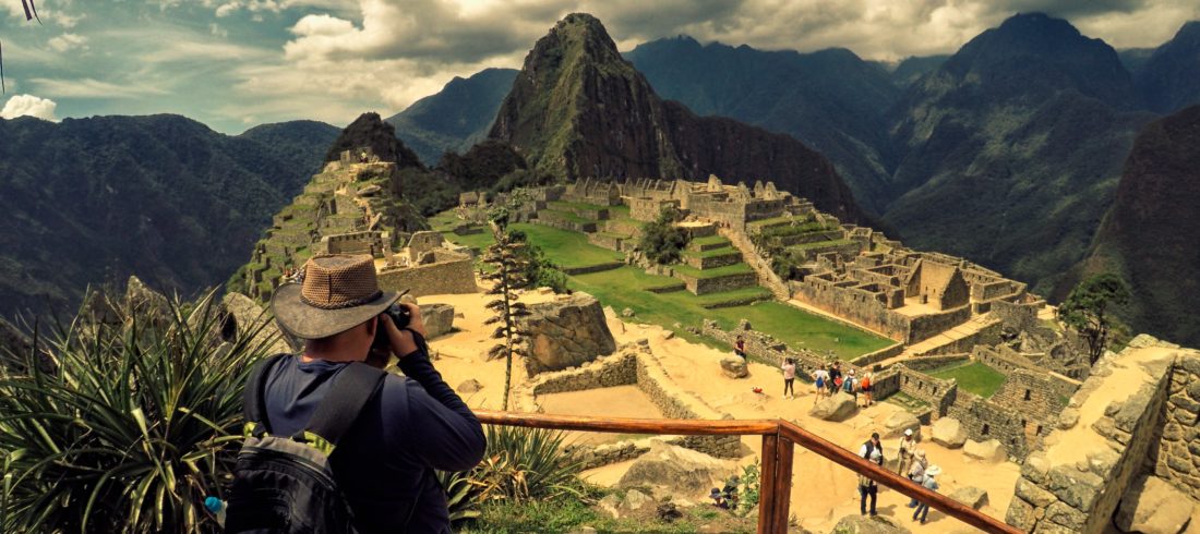 Un viajero mira Machu Picchu gracias al Boleto Turístico en Cusco