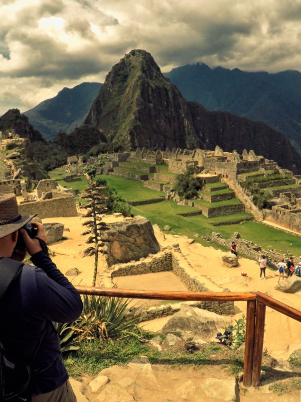 Un viajero mira Machu Picchu gracias al Boleto Turístico en Cusco