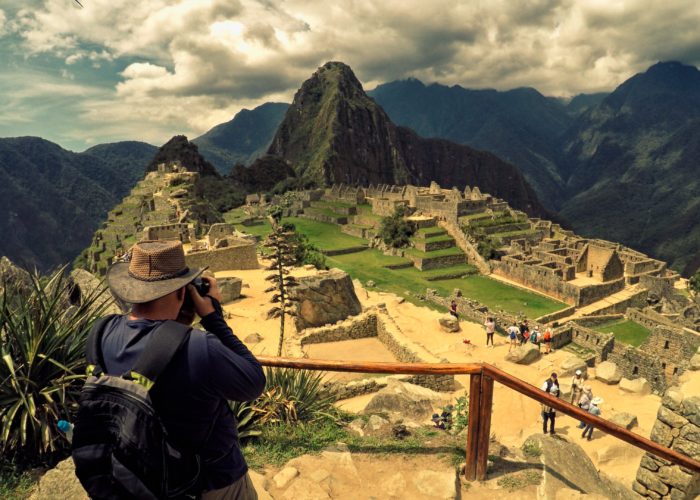 Un viajero mira Machu Picchu gracias al Boleto Turístico en Cusco