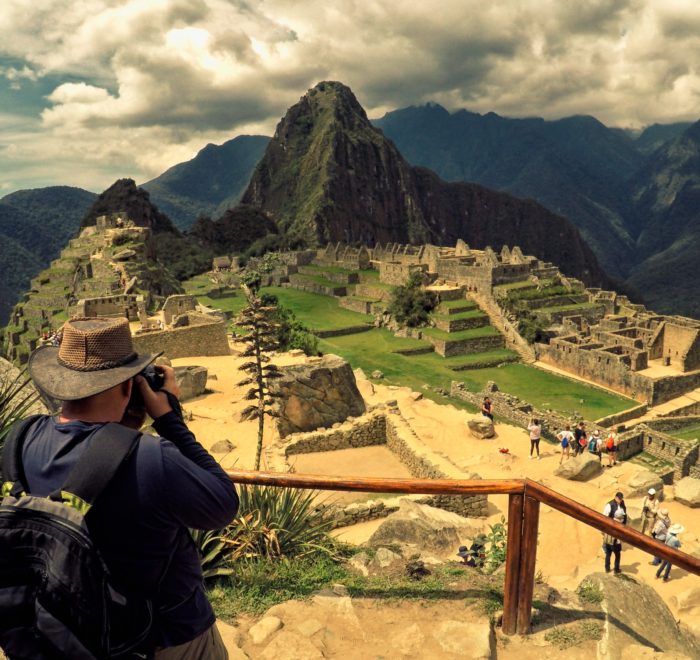 Un viajero mira Machu Picchu gracias al Boleto Turístico en Cusco