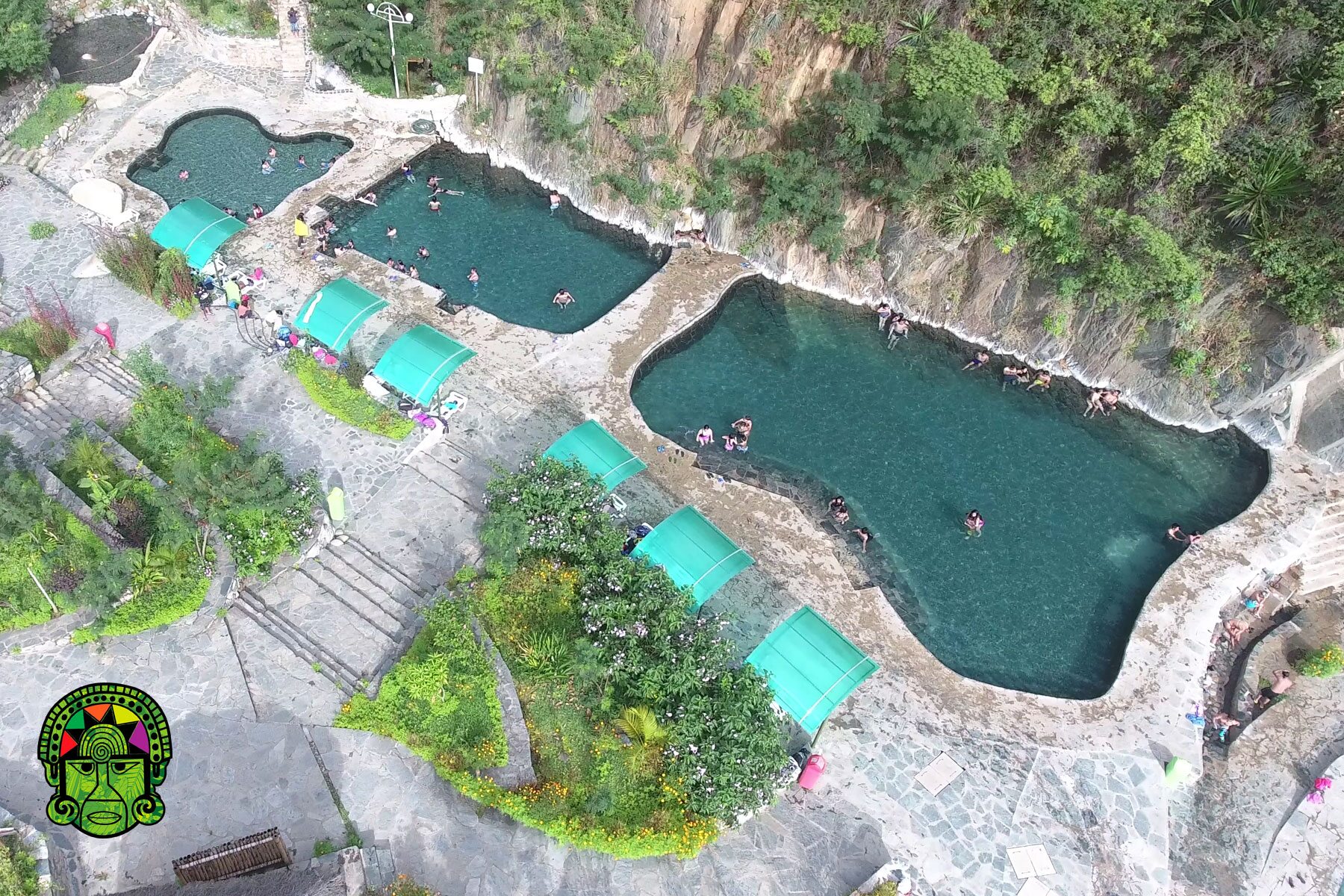 Piscinas escalonadas de aguas cristalinas en los ba&ntilde;os termales de Cocalmayo Santa Teresa Cusco