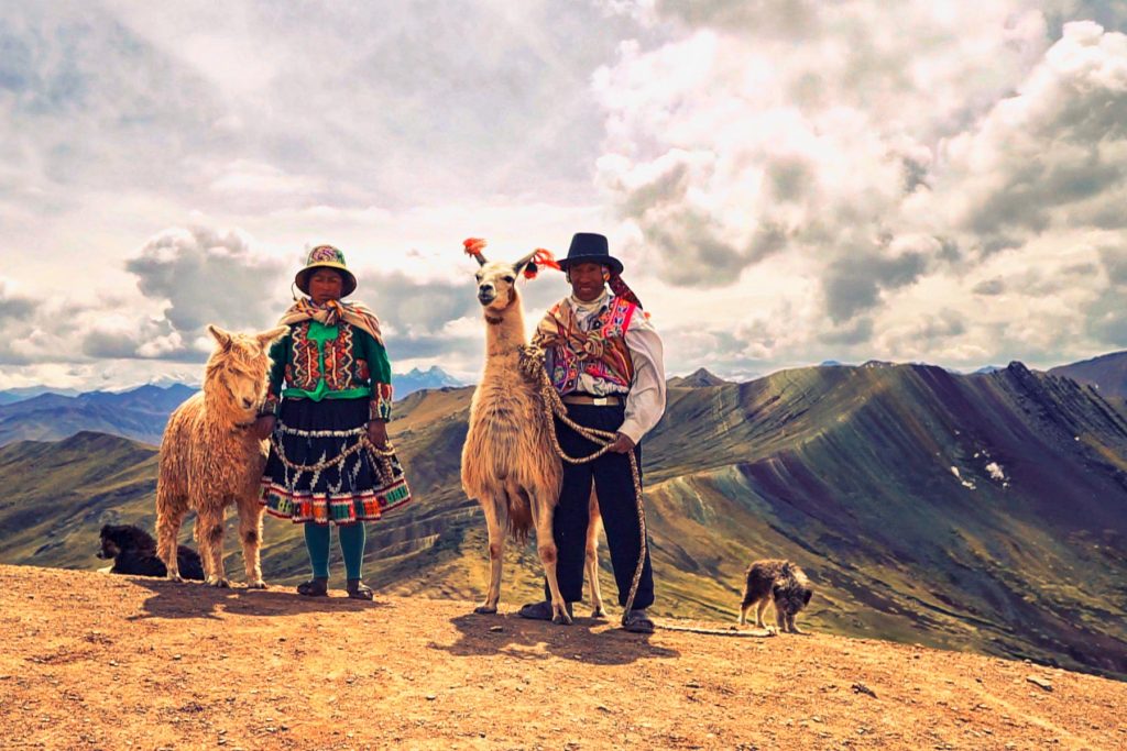 Montaña de Colores Palcoyo en Cusco con cordilleras sedimentarias