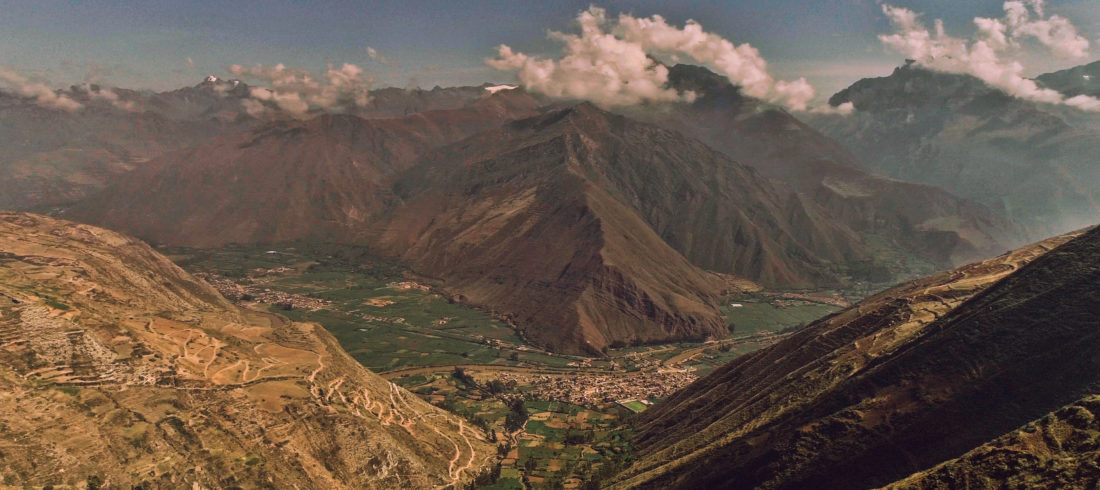 Hermosa vista aérea panorámica de los principales lugares turísticos del valle sagrado en Cusco