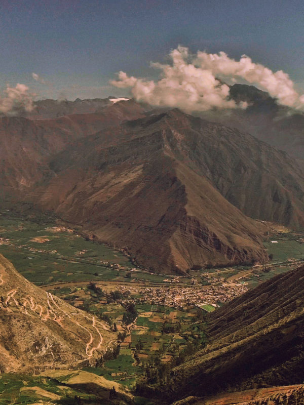 Hermosa vista aérea panorámica de los principales lugares turísticos del valle sagrado en Cusco