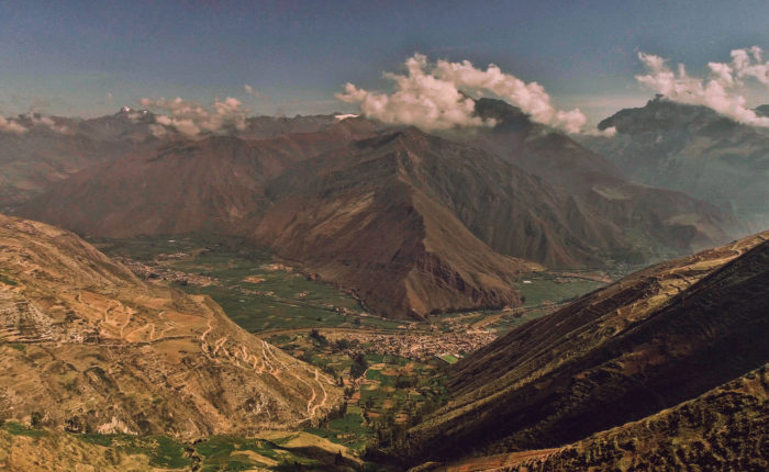 Hermosa vista aérea panorámica de los principales lugares turísticos del valle sagrado en Cusco