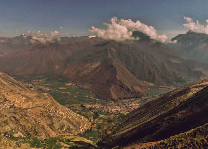 Hermosa vista aérea panorámica de los principales lugares turísticos del valle sagrado en Cusco