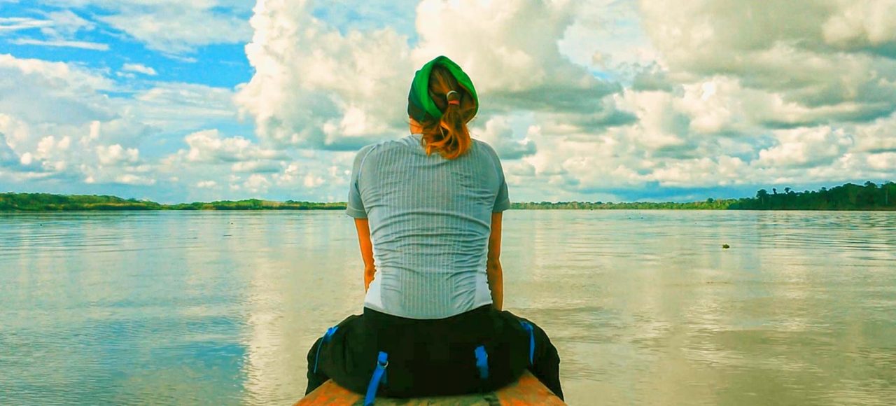 Vista del río amazonas en el bote