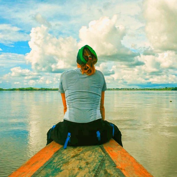 Vista del río amazonas en el bote