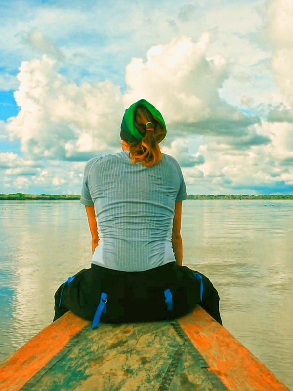 Vista del río amazonas en el bote