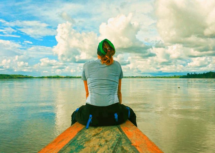 Vista del río amazonas en el bote