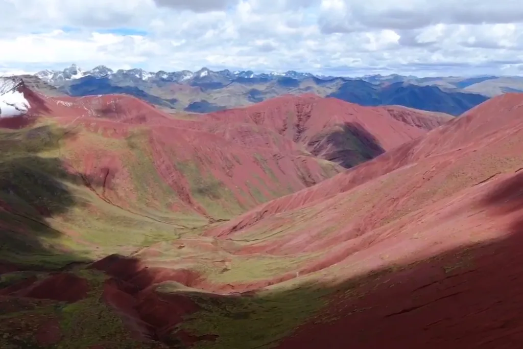 Valle rojo y montaña de colores en Cusco