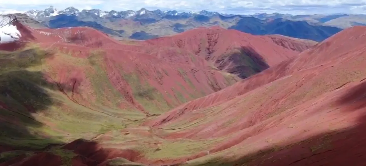 Valle rojo y montaña de colores en Cusco Perú