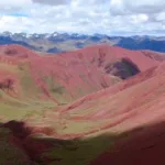 Valle rojo y montaña de colores en Cusco