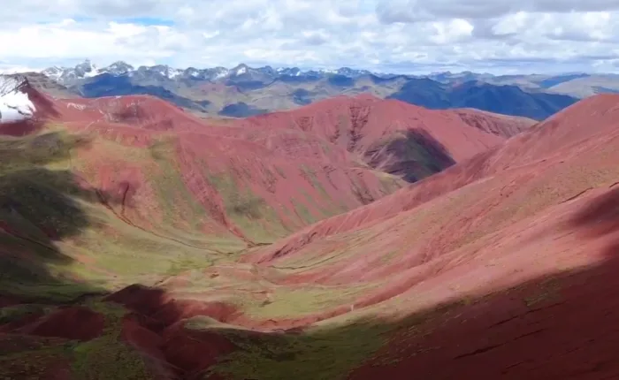 Valle rojo y montaña de colores en Cusco