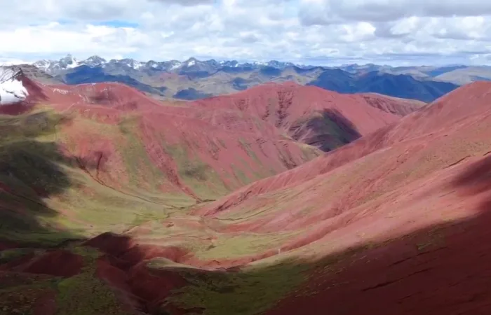 Valle rojo y montaña de colores en Cusco