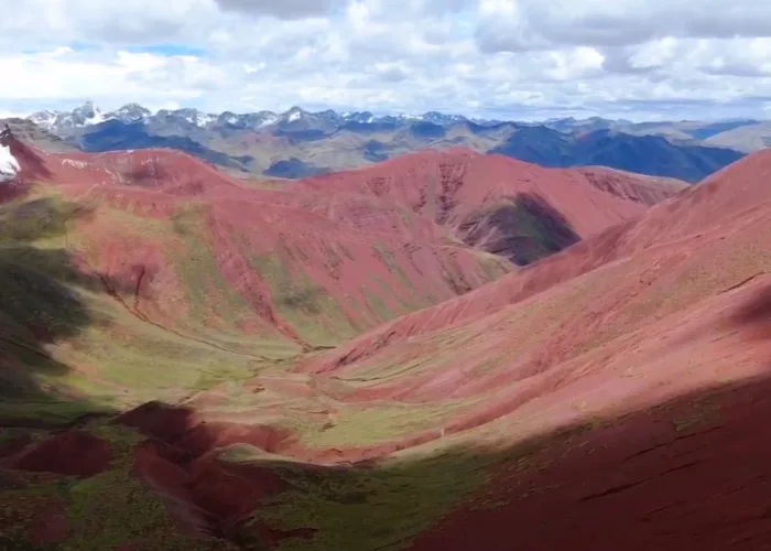 Valle rojo y montaña de colores en Cusco Perú