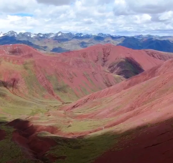 Valle rojo y montaña de colores en Cusco Perú