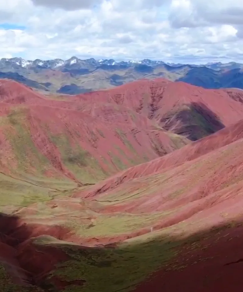 Valle rojo y montaña de colores en Cusco