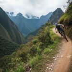 Un ciclista de montaña sintiendo la adrenalina en el camino a Machu Picchu, descendiendo a toda velocidad por un sendero andino con la selva de fondo