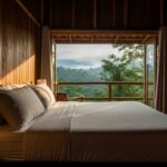 Cama cómoda en un lodge del tour Inka Jungle Premium, con vistas a la selva peruana